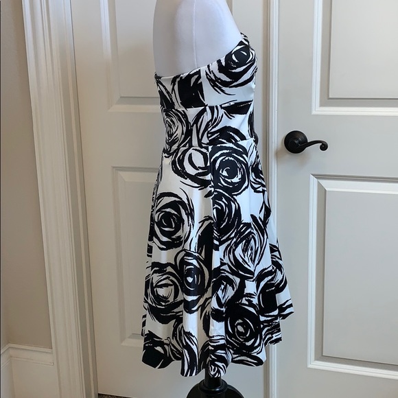 WHITE HOUSE BLACK MARKET STRAPLESS DRESS SIZE IN 6 - Picture 4 of 8
